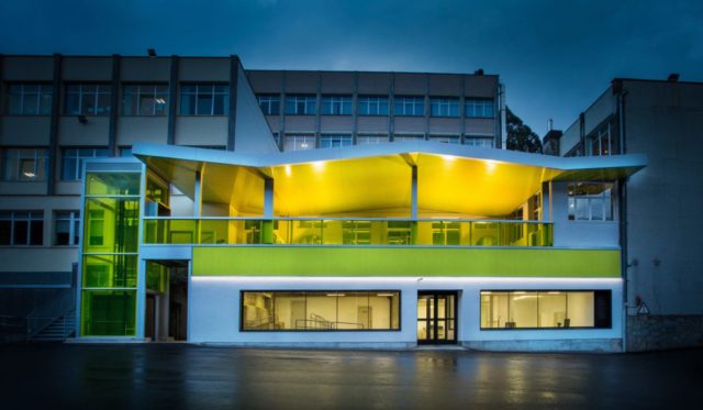 recubrimiento de fachada de Colegio El Regato